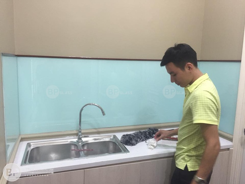 Lắp kính sơn màu ốp bếp số 33 Bà Triệu